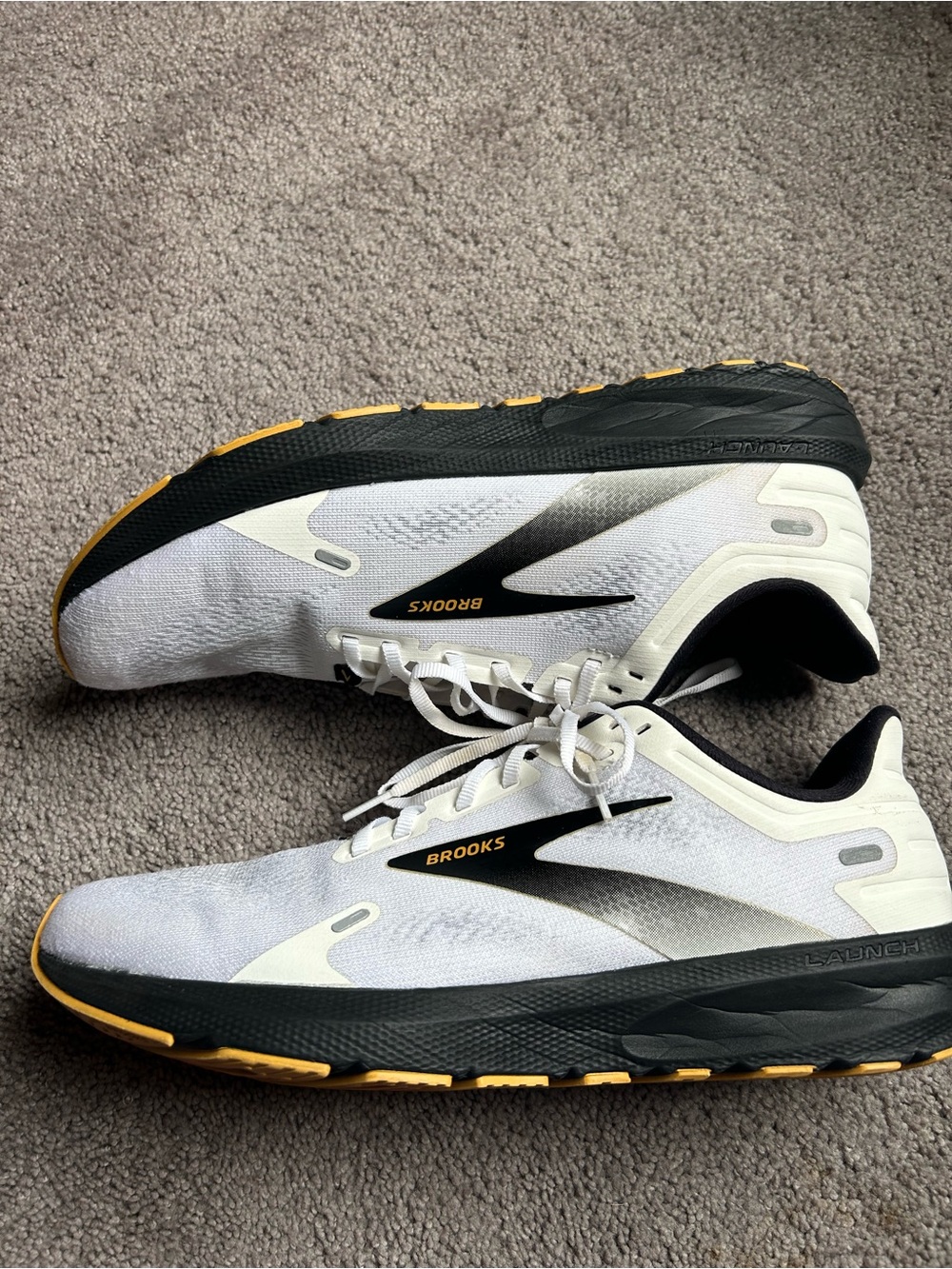 Brooks Men’s White, Black & Gold Performance Running Shoes size 13